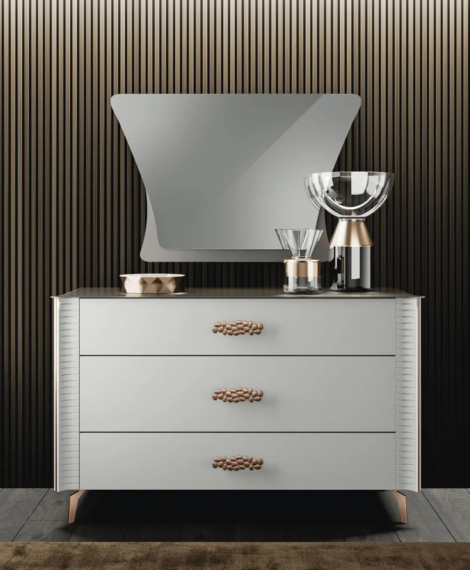 Comò Gemme 01 Artigianmobili bianco con maniglie in rame e specchiera Charme