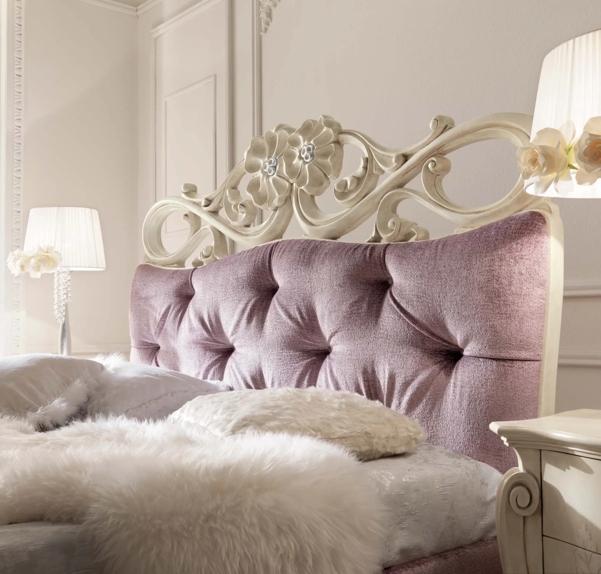 Letto Charlotte Avenanti in tessuto glicine capitonné con struttura bianca patinata