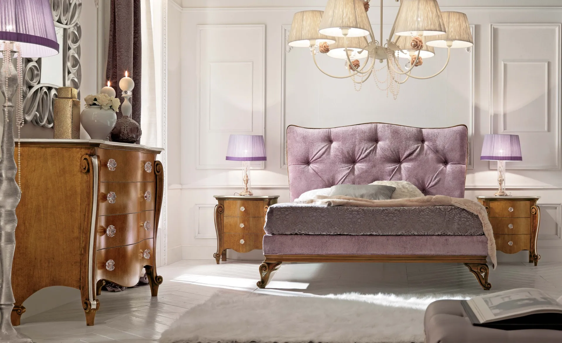Camera La Vie en Rose con letto Claire Avenanti in noce e tessuto glicine tra due comodini Brigitte