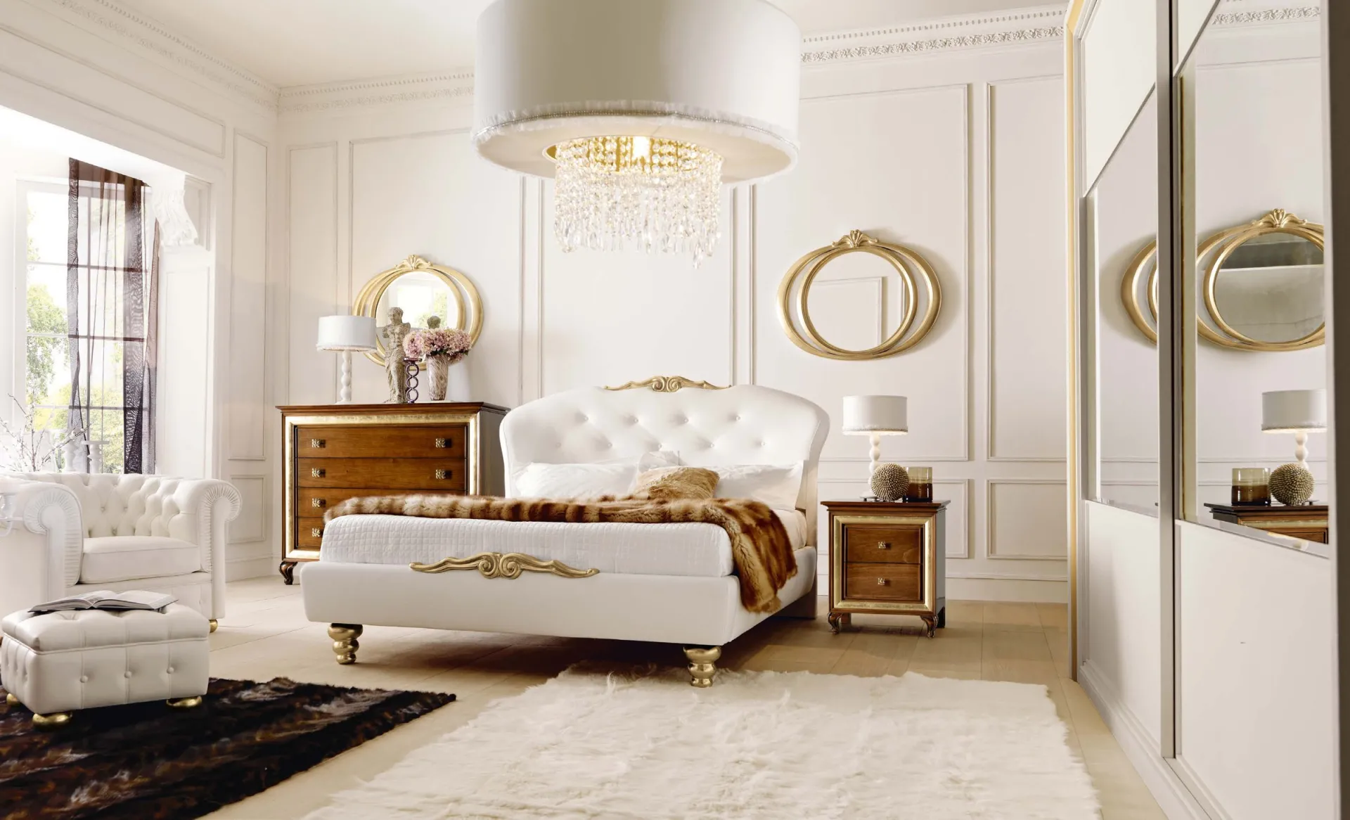 Letto Chloé Avenanti bianco con intaglio dorato, in una camera con comò in noce