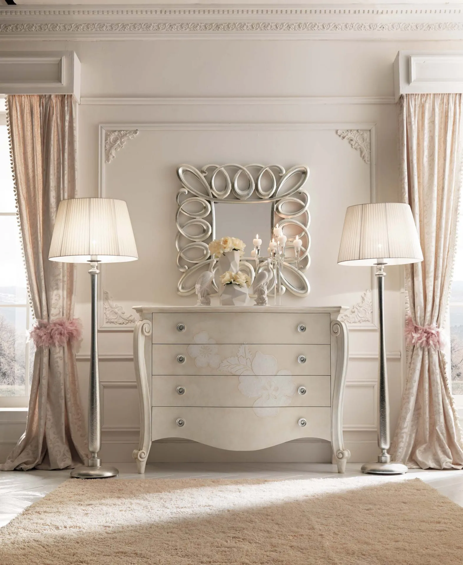 Comò Brigitte Avenanti bianco patinato con decoro floreale tra due lampade da terra