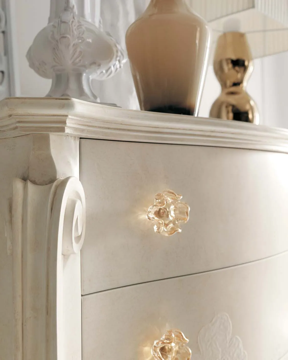 Cassetti del comodone Brigitte Avenanti con maniglie dorate