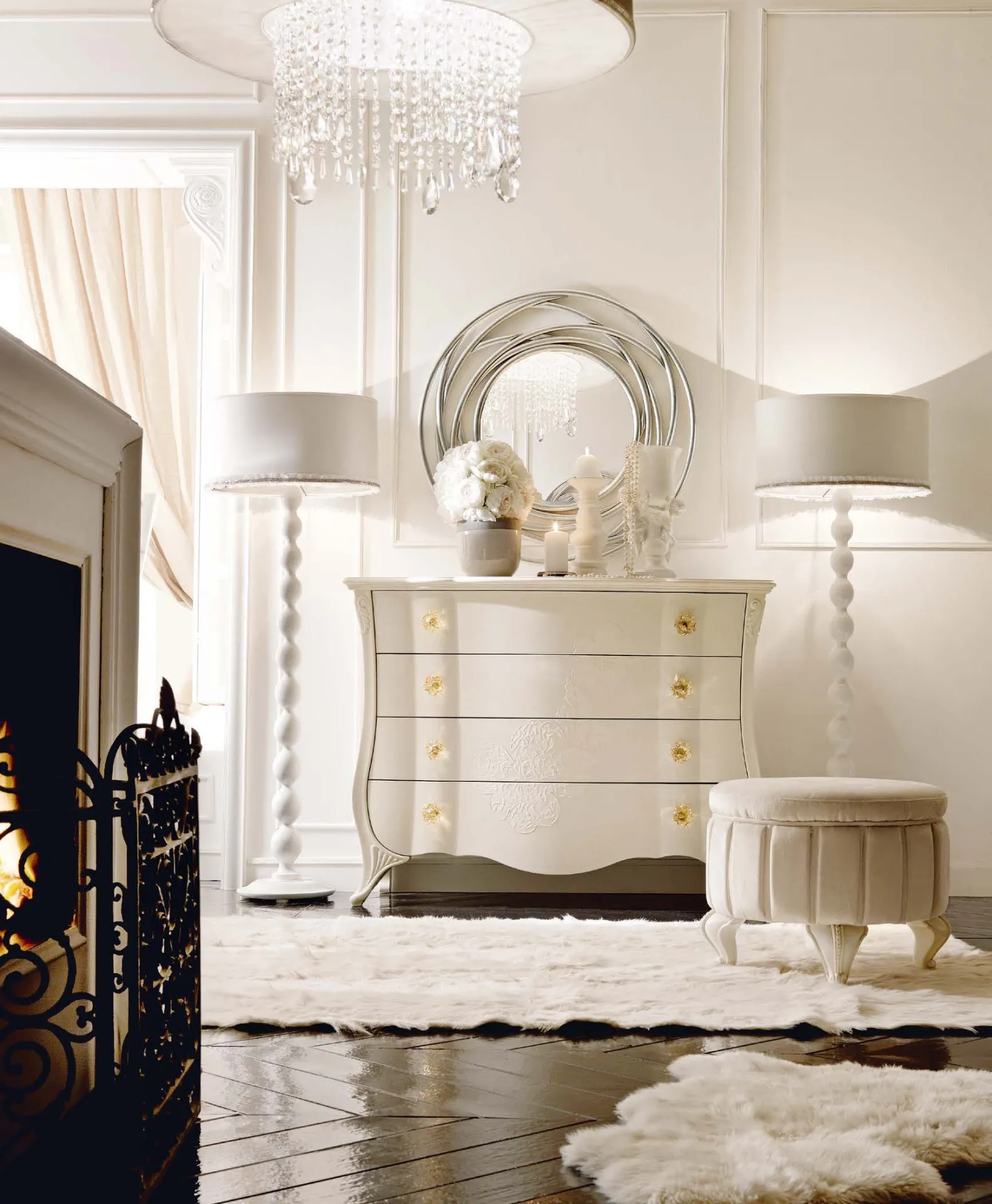 Comò Adèle Avenanti bianco patinato con specchiera Soleil e lampade da terra