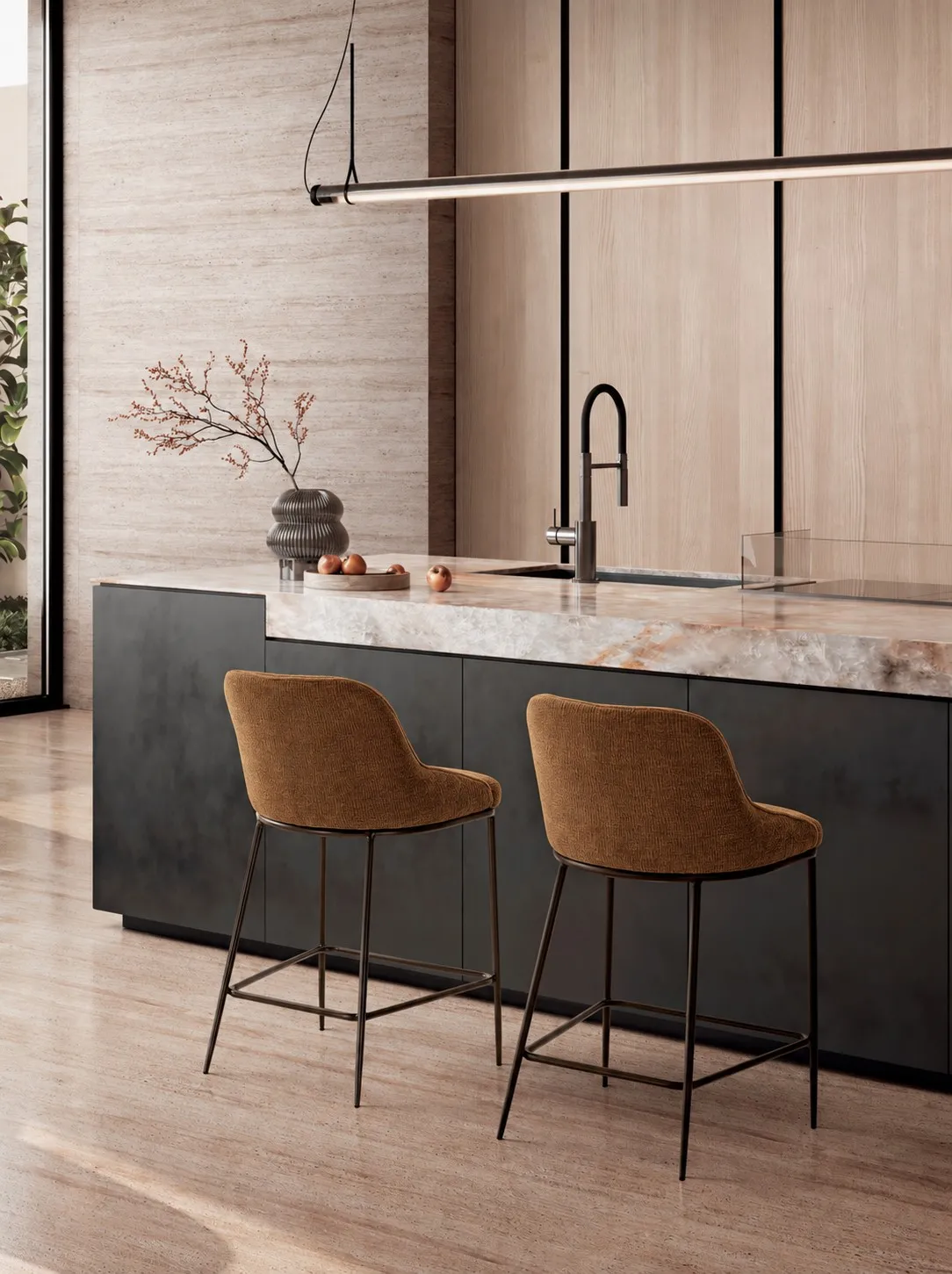 Due sgabelli Ginevra Stones in tessuto marrone con gambe bronzo davanti a un'isola cucina