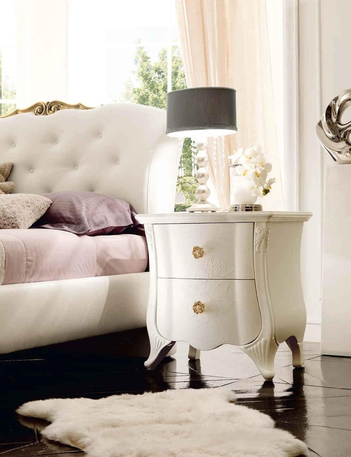 Comodino Adèle Avenanti bianco patinato accanto al letto Chloé