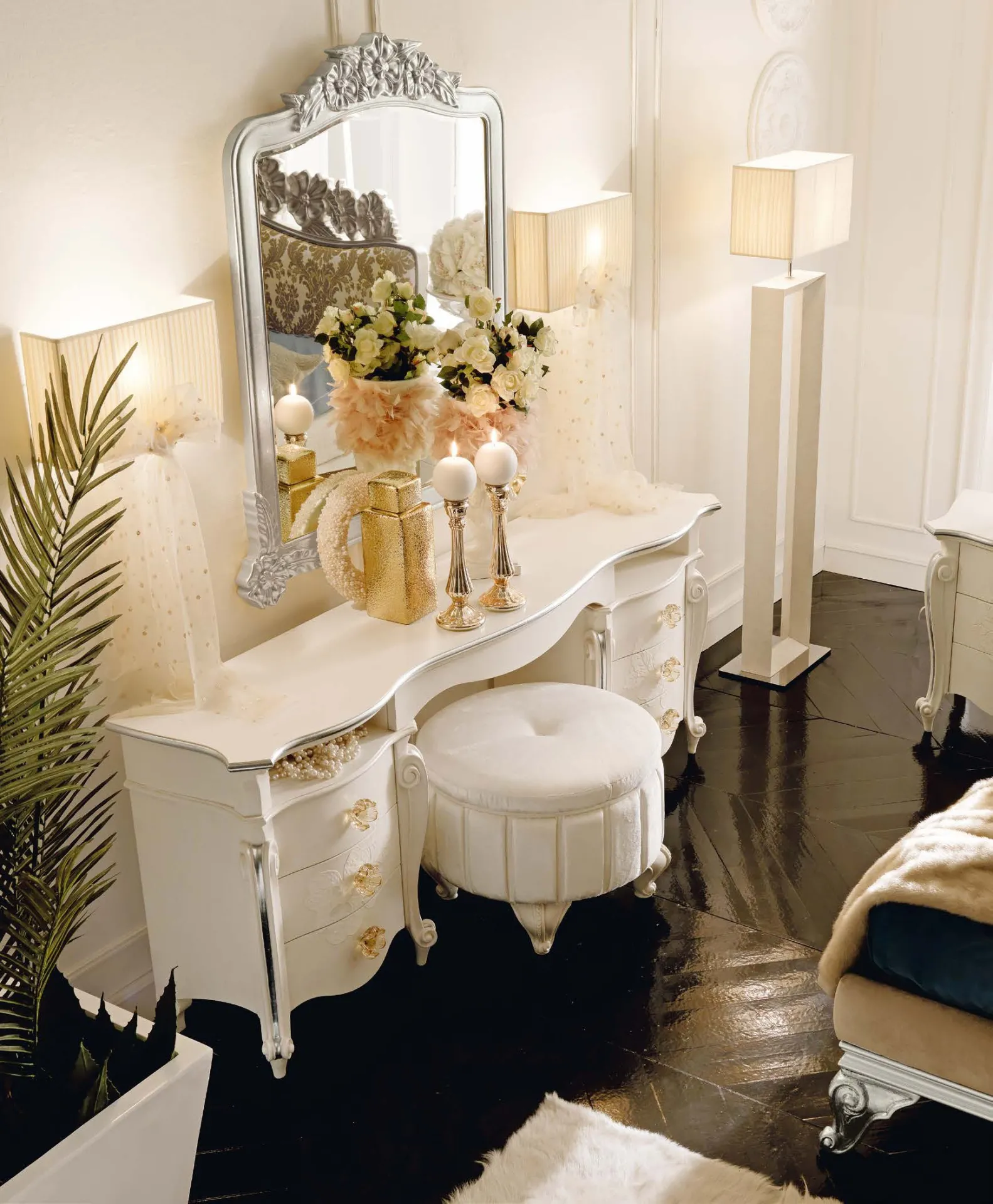 Toilette Brigitte Avenanti bianca patinata con specchiera intagliata e pouf