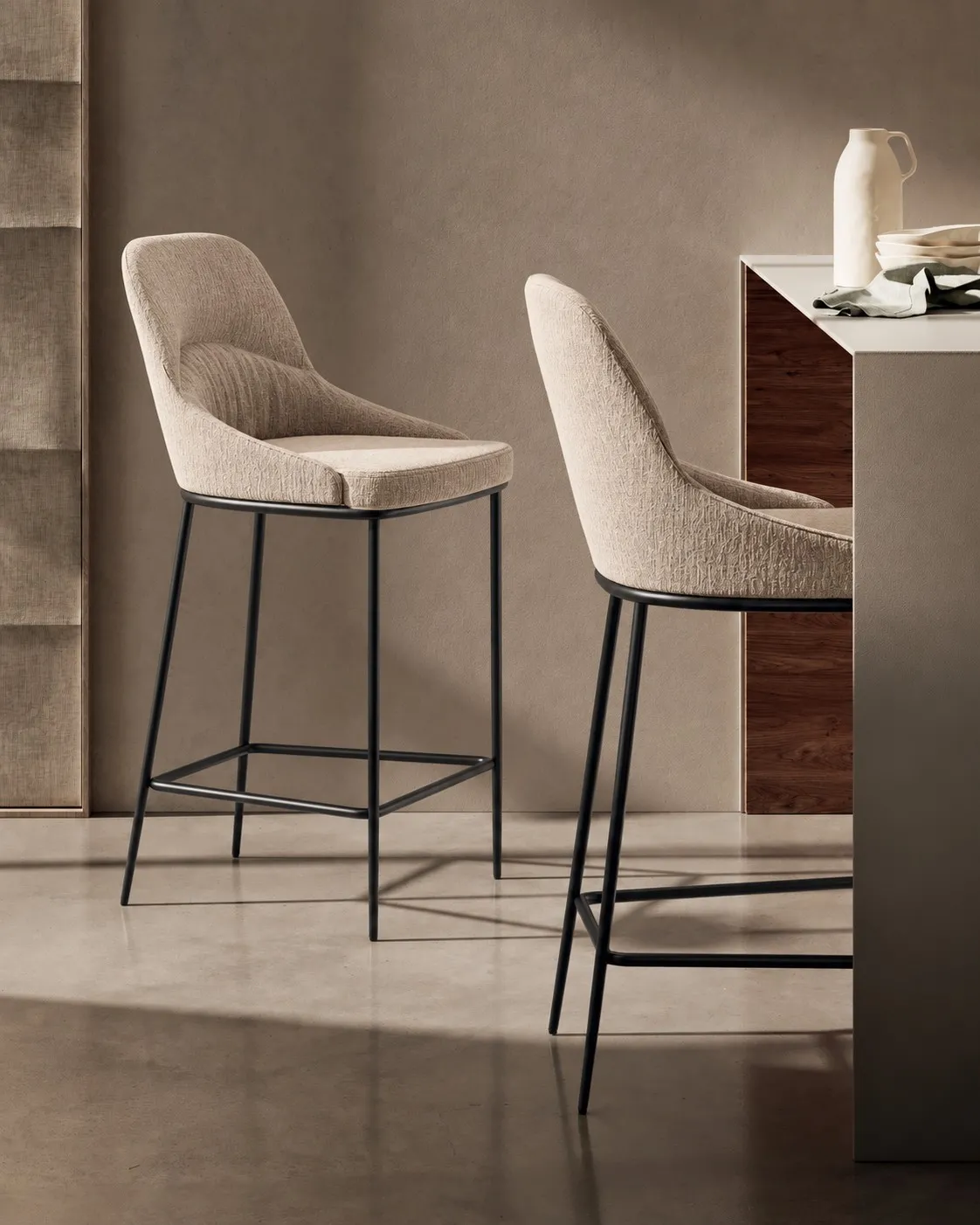 Coppia di sgabelli Ginevra Stones beige con gambe nere e poggiapiedi, visti di tre quarti