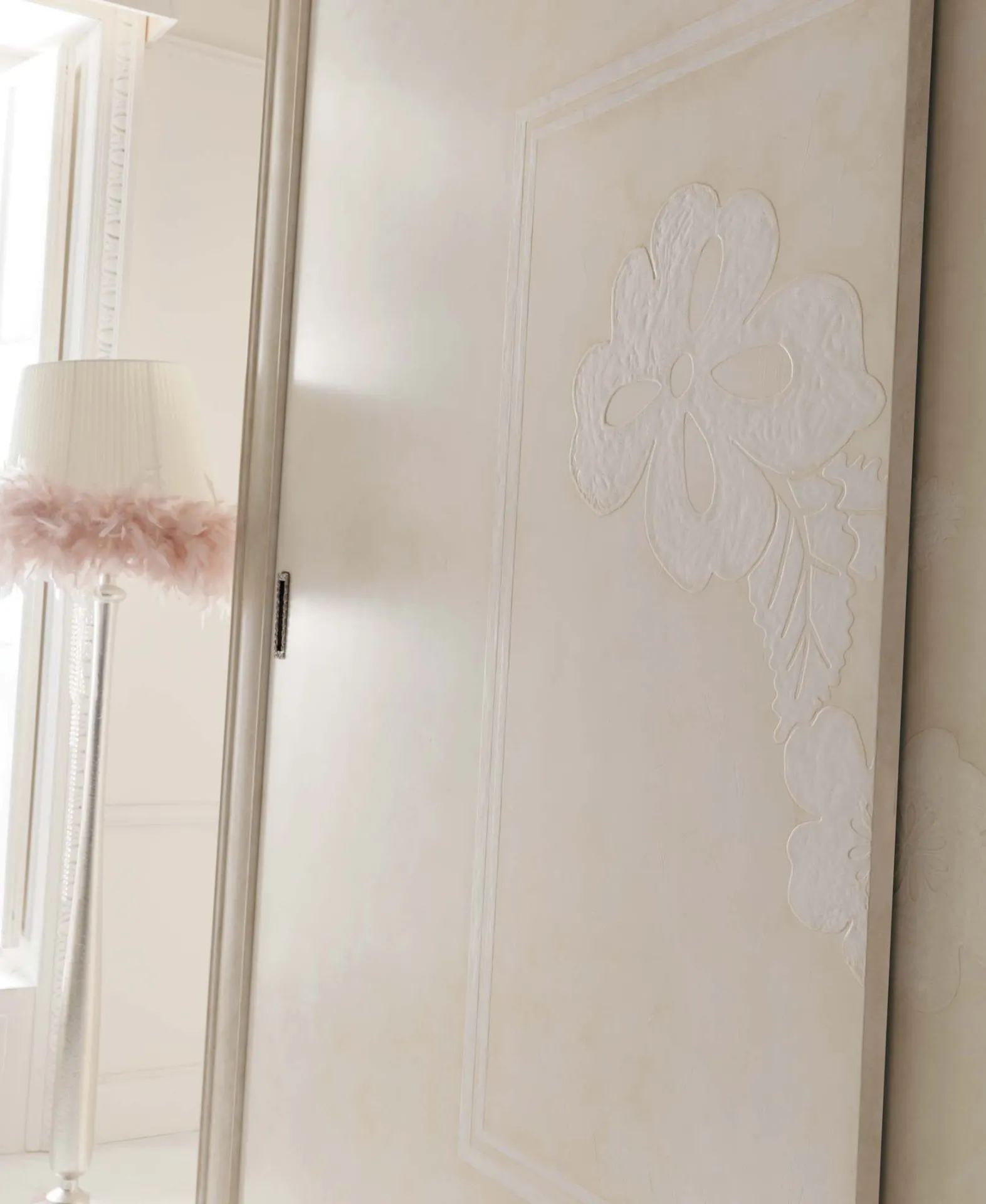 Anta liscia patinata bianca con decoro floreale dell'armadio scorrevole Avenanti