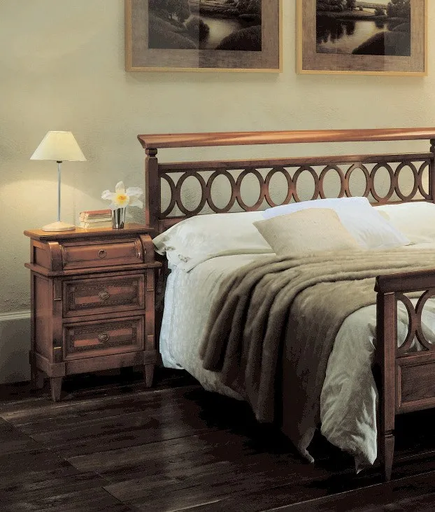 Comodino con cassetto curvo Ottocento Avenanti in ciliegio accanto al letto Anelli