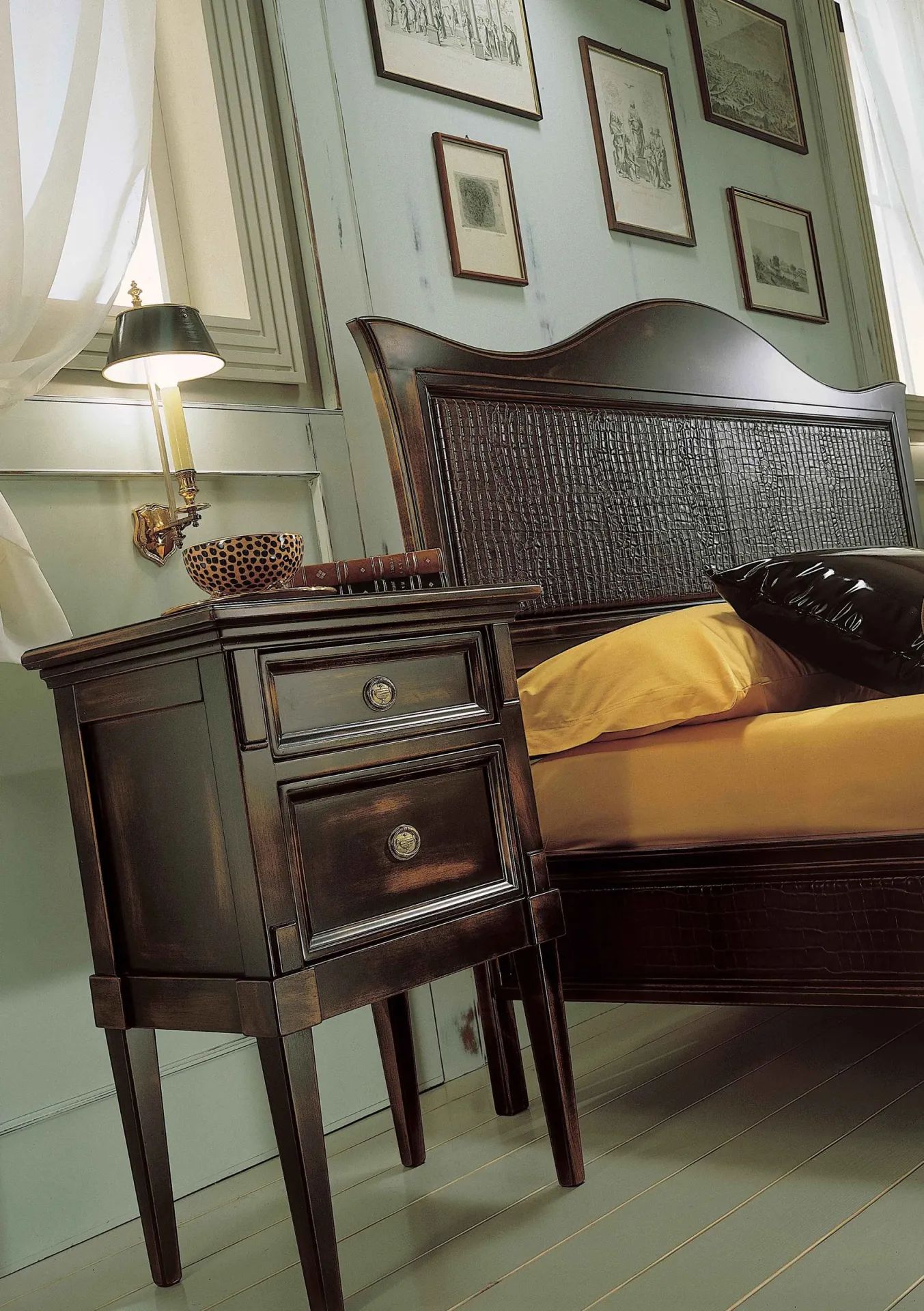 Comodino Vintage Avenanti a due cassetti accanto alla testata intrecciata del letto