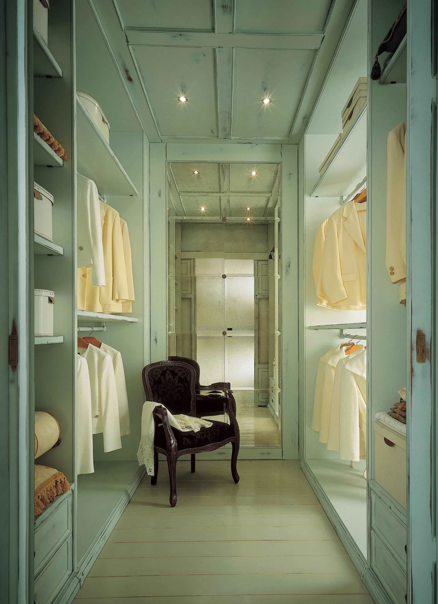 Cabina armadio Vintage Avenanti con ripiani, appendiabiti e poltroncina in fondo