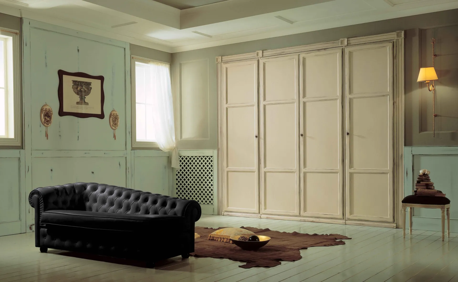 Armadio Vintage Avenanti a quattro ante laccato avorio con divano Chesterfield nero