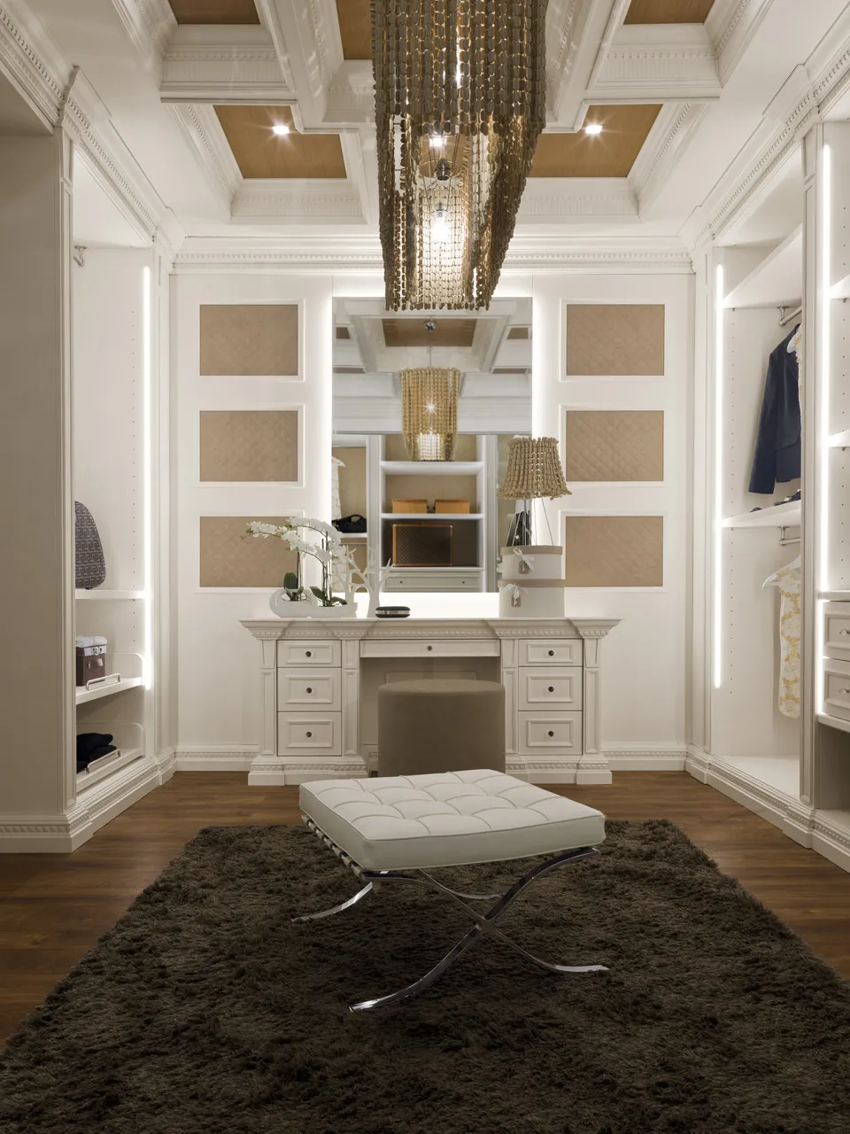 Cabina armadio Infinity Bernazzoli bianca con toeletta, boiserie in eco pelle e seduta centrale