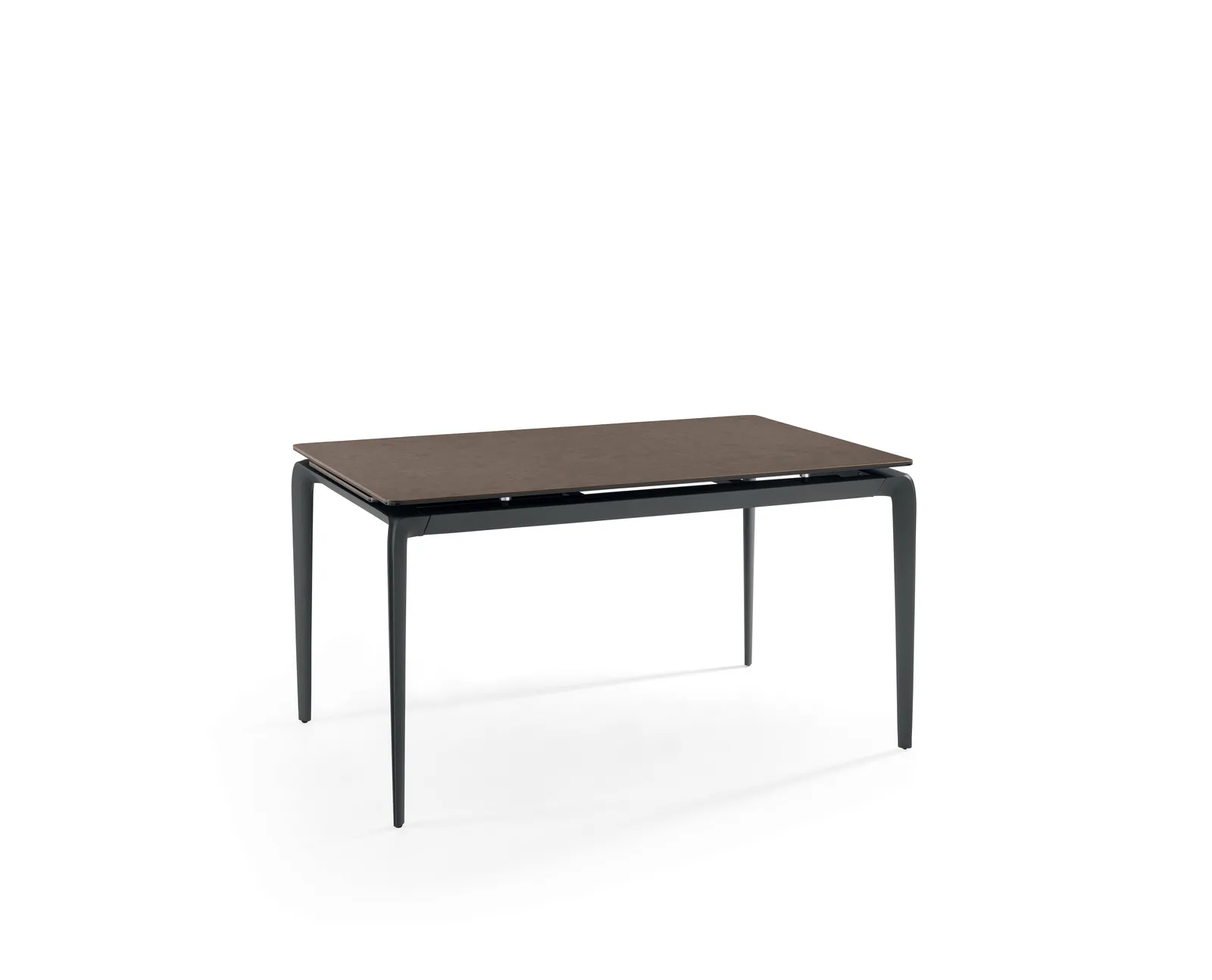 Tavolo allungabile Rail Stones ruggine con gambe sottili antracite su fondo bianco