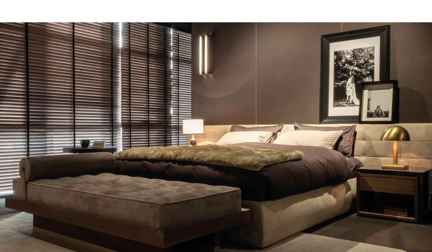 Letto imbottito Monogram Bernazzoli in eco nabuk sabbia con dormeuse ai piedi e comodino in noce
