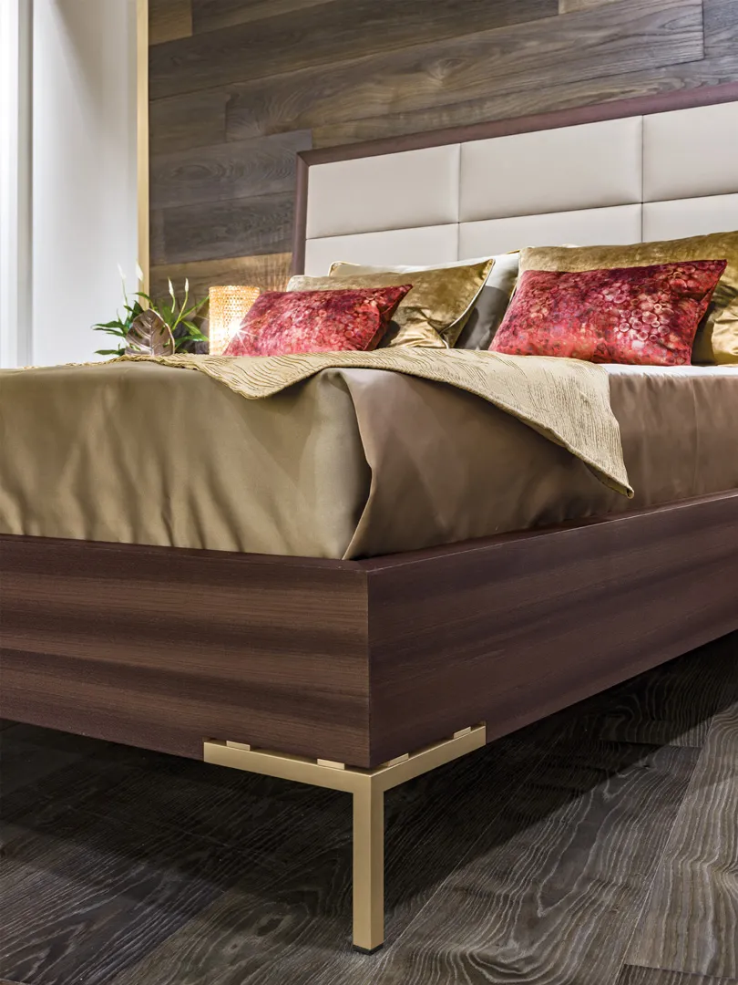 Letto Nyx Bernazzoli in eucalipto con piedi in metallo dorato
