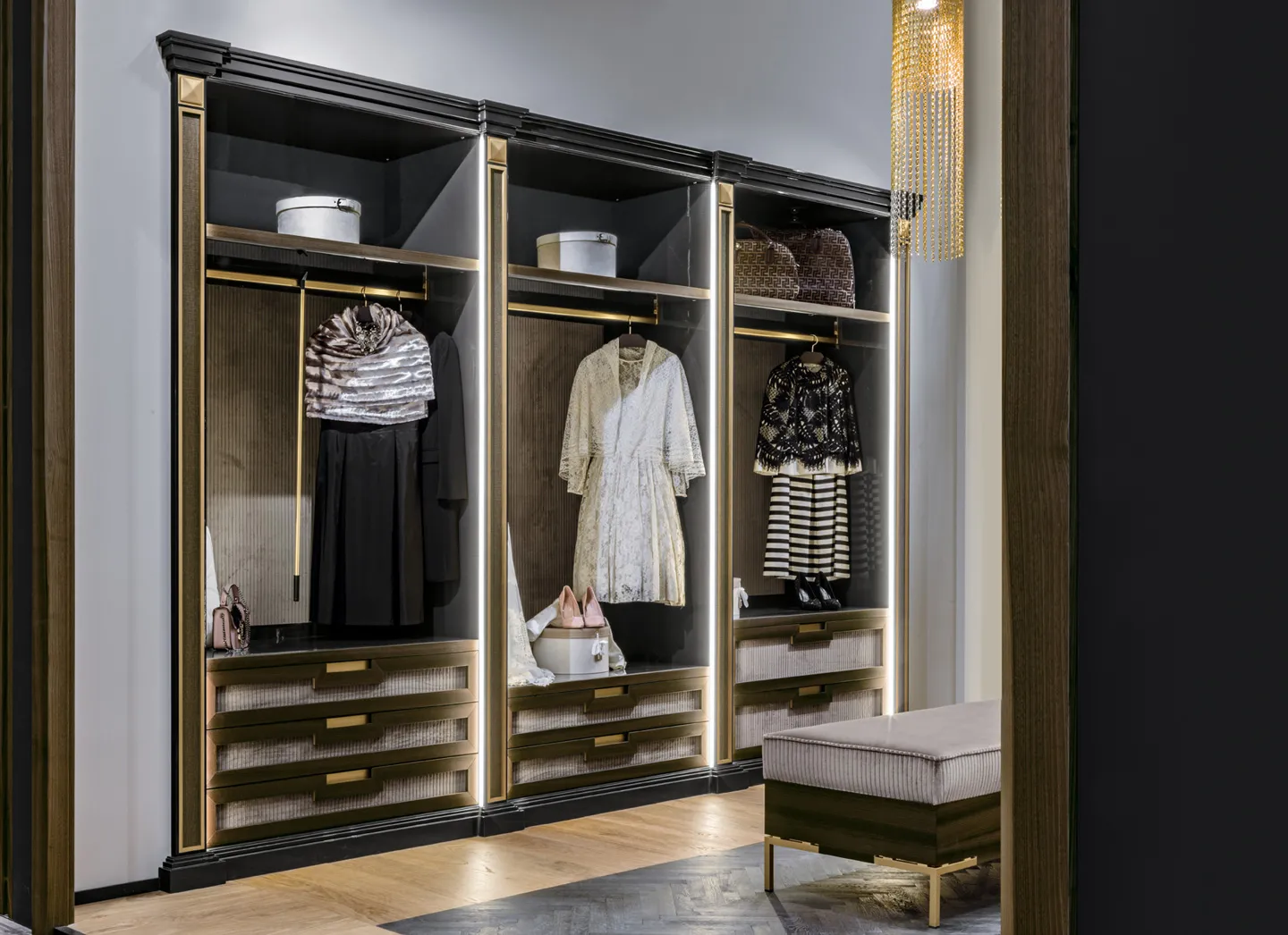Cabina armadio Madison Bernazzoli con moduli scuri, appenderie illuminate e panca imbottita