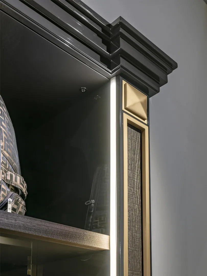 Particolare della cornice modanata e della luce led nella cabina Madison Bernazzoli