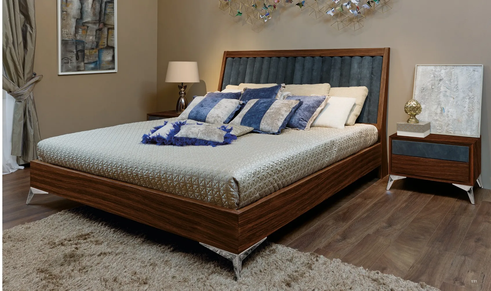 Camera da letto Zen Bernazzoli con letto in Palissandro, testata imbottita blu e comodino in Nabuk