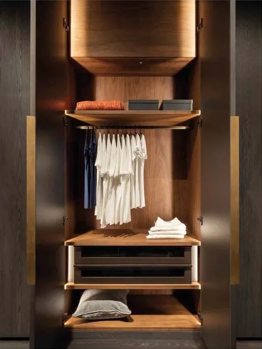 Interno Elegance in noce canaletto dell'armadio Codecasa Bernazzoli con luce led