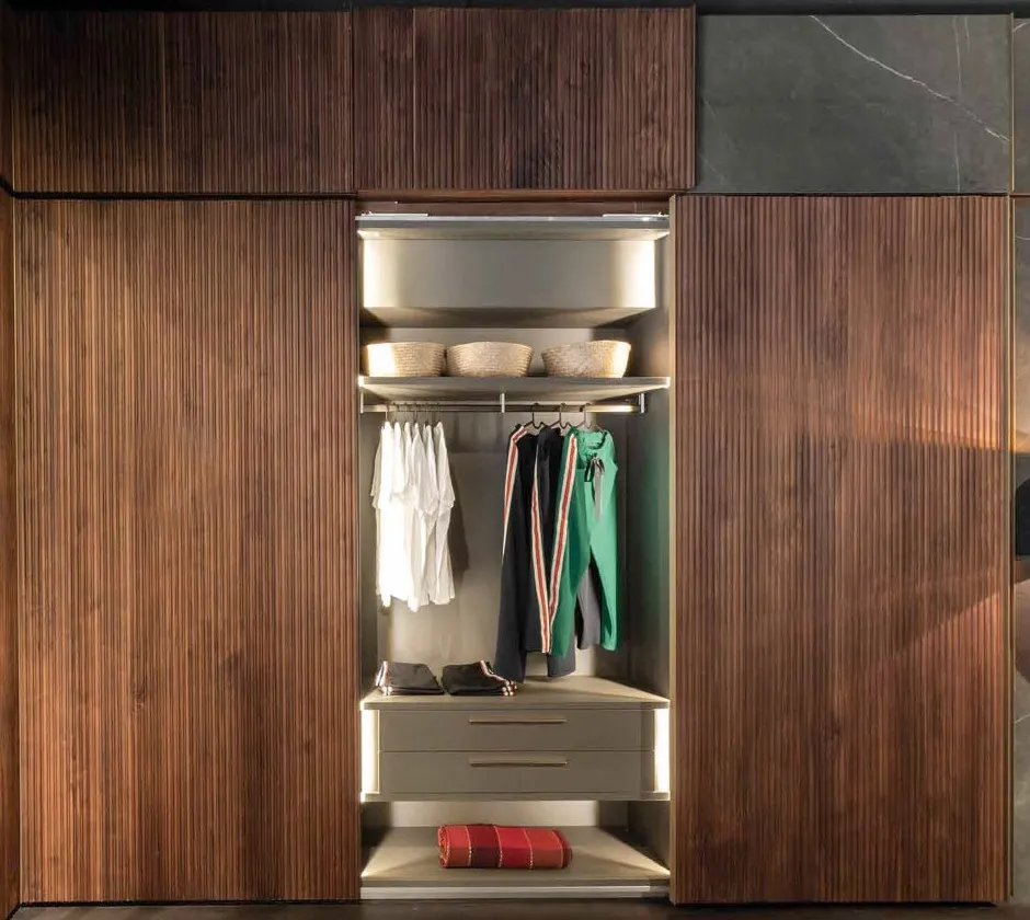 Composizione armadio Off wardrobe Bernazzoli con ante in legno a listelli e vano aperto illuminato