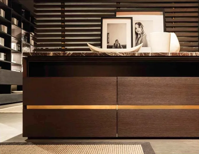 Comò Antigona Bernazzoli in rovere cacao con top in marmo rosso Lepanto e fascia in ottone