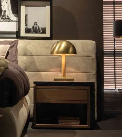 Comodino Lady Bed Bernazzoli in noce con top in marmo nero e lampada Icon accanto al letto