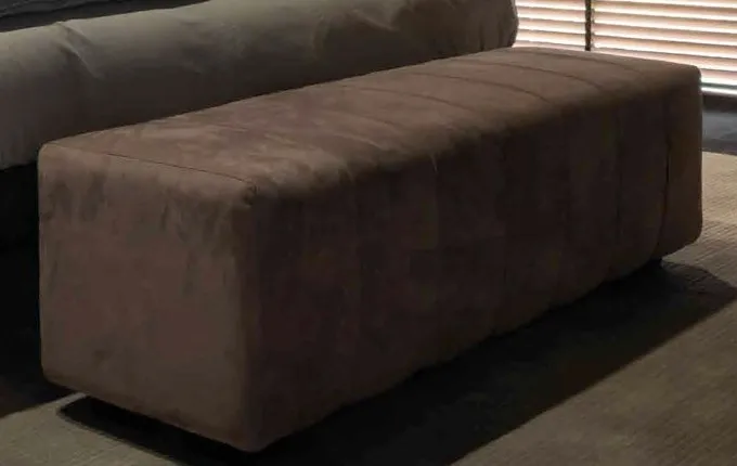 Panca imbottita Jackie-O Bernazzoli tortora ai piedi del letto Aquarama