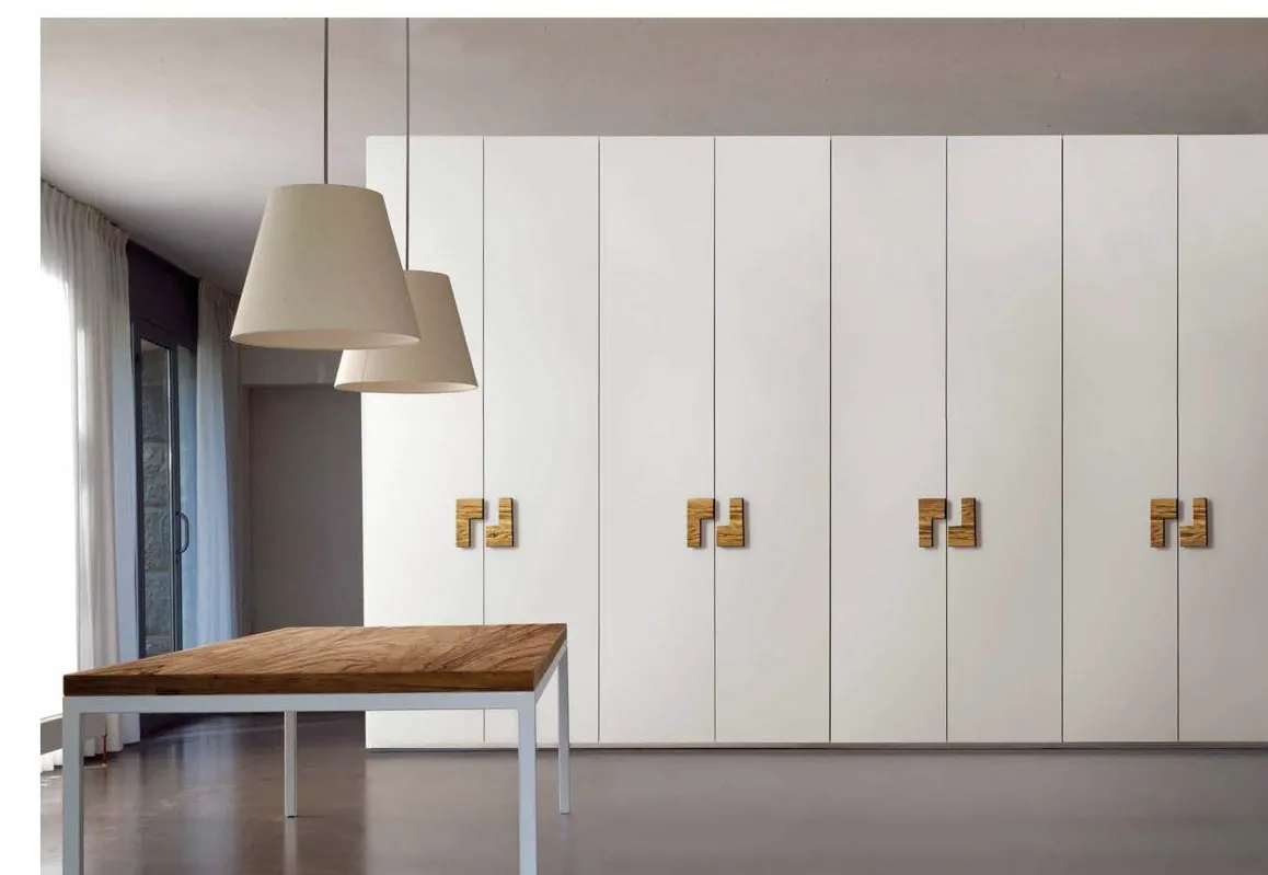 Armadio Bernazzoli bianco con maniglie scolpite in olivo della Olive Collection