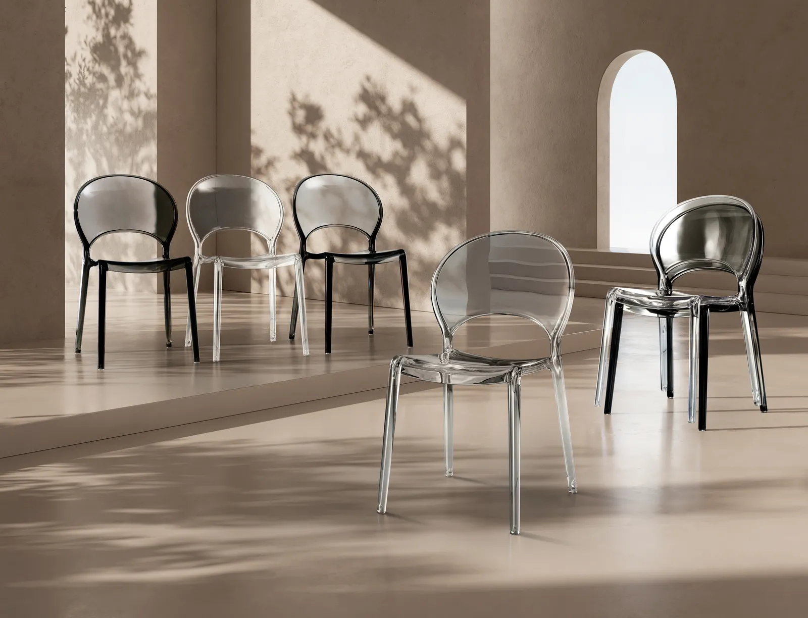 Gruppo di sedie Pearl Stones grigie e trasparenti in un ambiente con luce radente