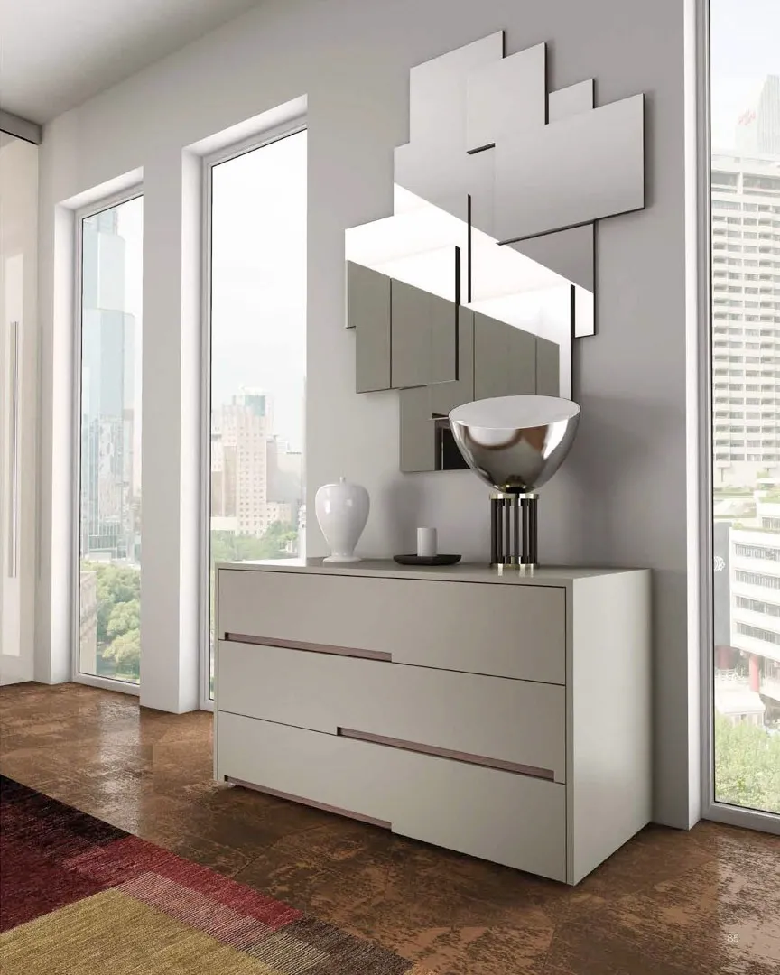 Comò Sintesi Bernazzoli laccato con inserti in rovere e specchio