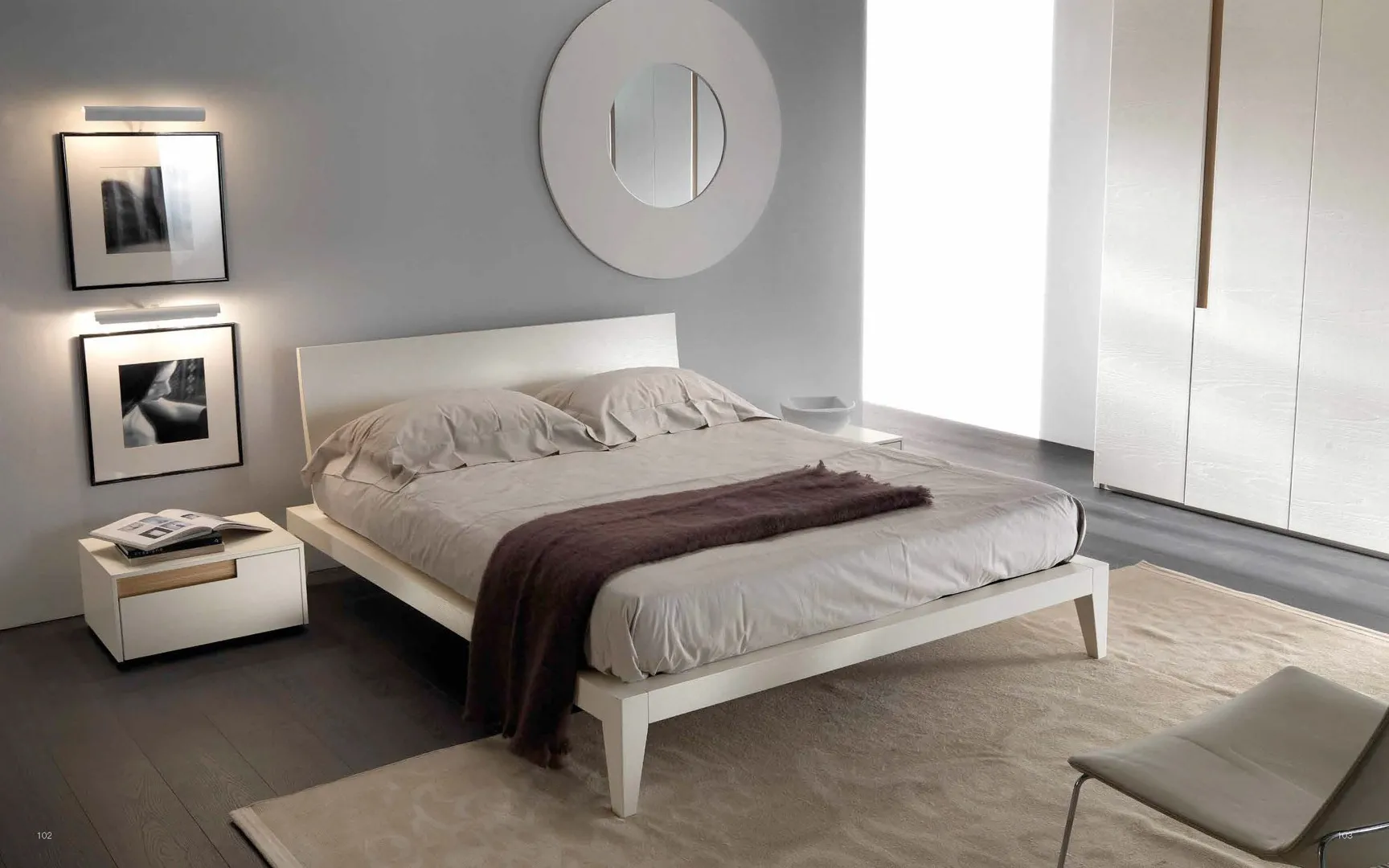 Camera Regolo Bernazzoli con letto in rovere bianco latte, comodino e armadio