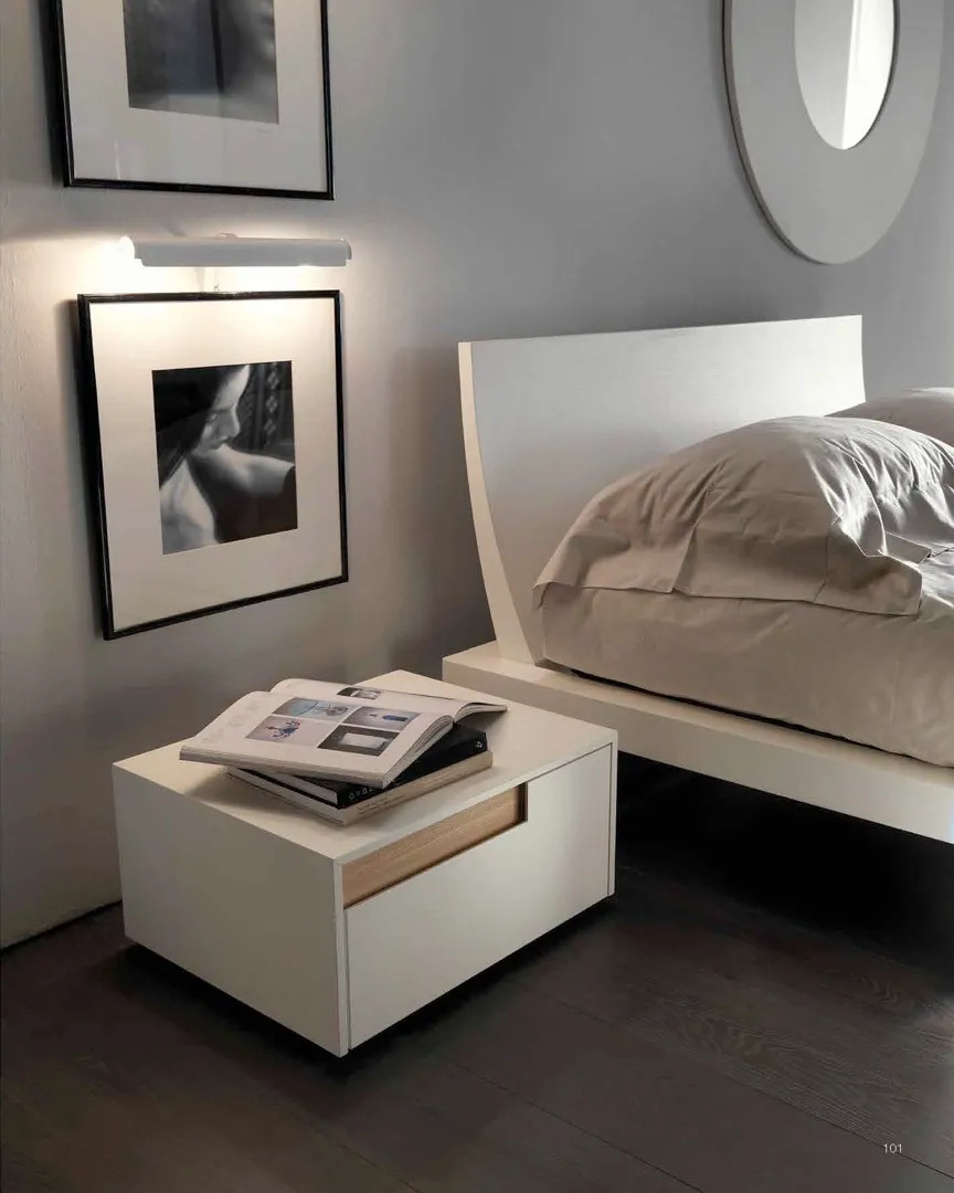 Letto Regolo Bernazzoli con testata curva e comodino con presa in rovere creta