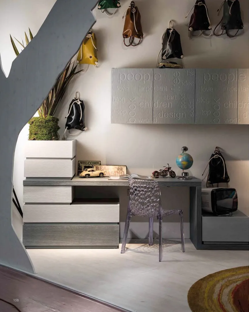 Cassettiera Origami Bernazzoli in gessati grigio in una zona studio con scrivania