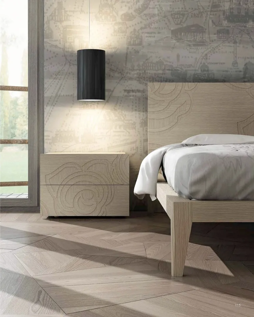 Dettaglio del comodino e della testata decorata del letto Decò Bernazzoli