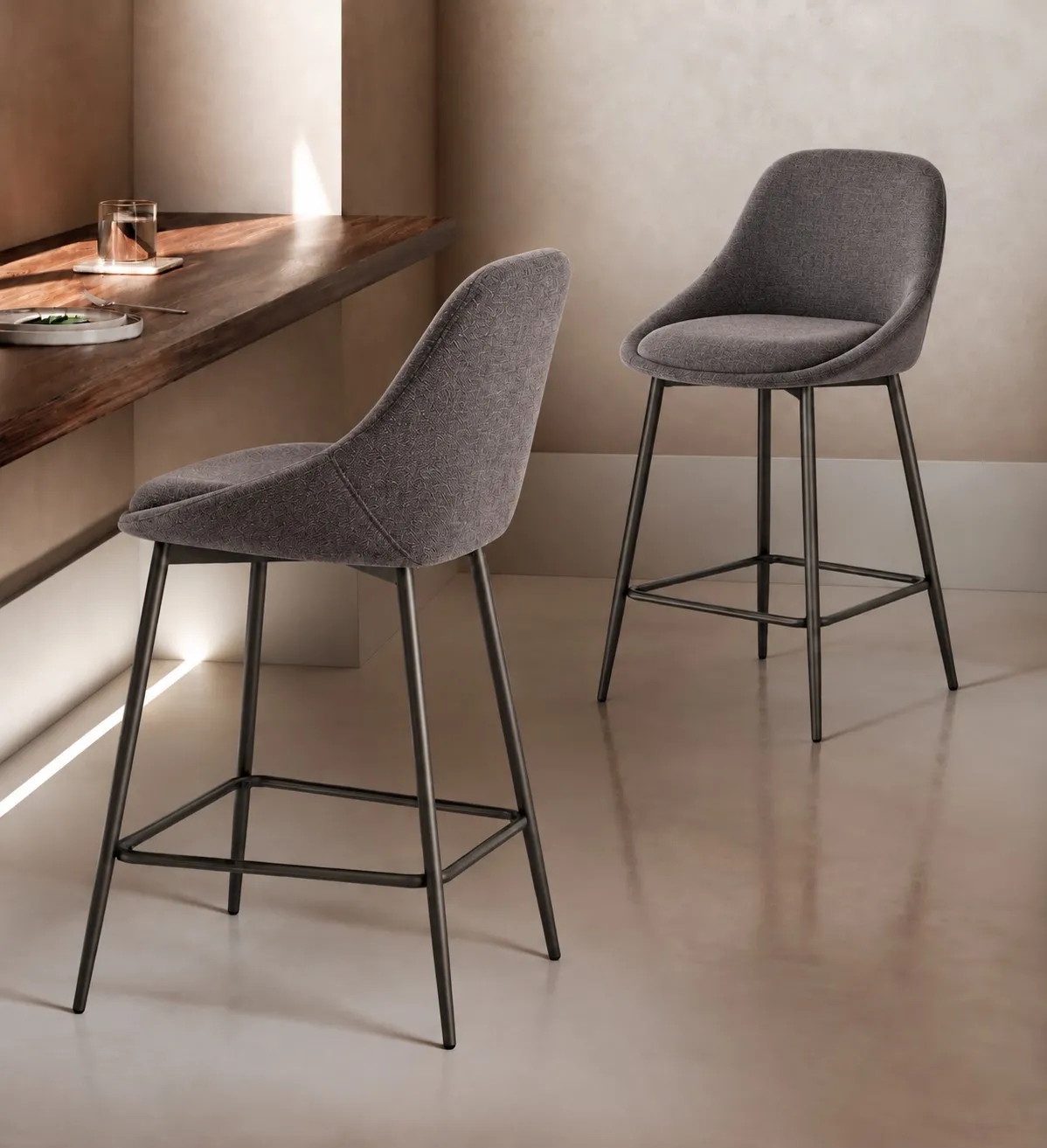 Sgabelli Kira Stones grigio scuro con struttura antracite visti di lato