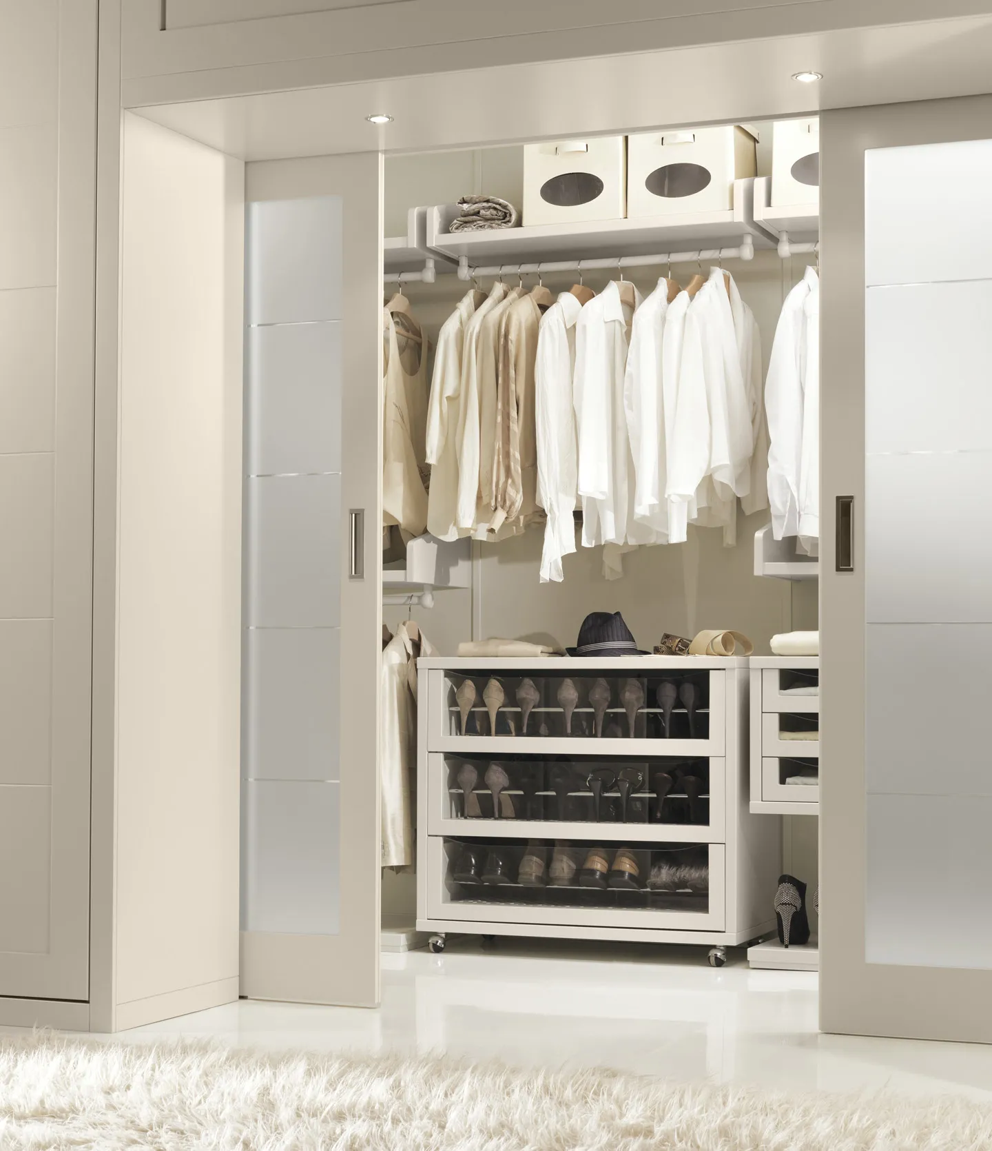 Cabina Tiffany Bernazzoli ad angolo con appenderie, isola a cassetti e specchio