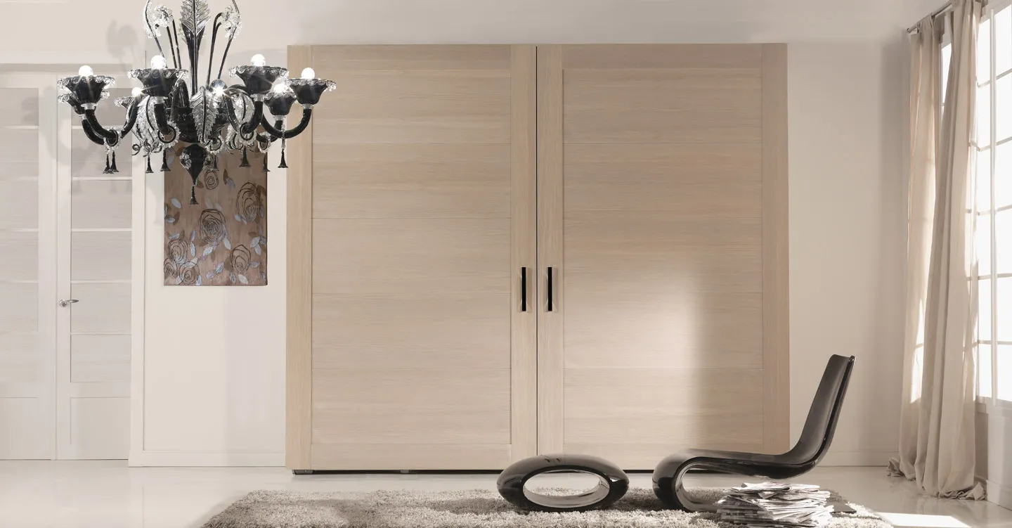 Armadio Armidia Bernazzoli in rovere sbiancato con maniglie scure e chaise longue