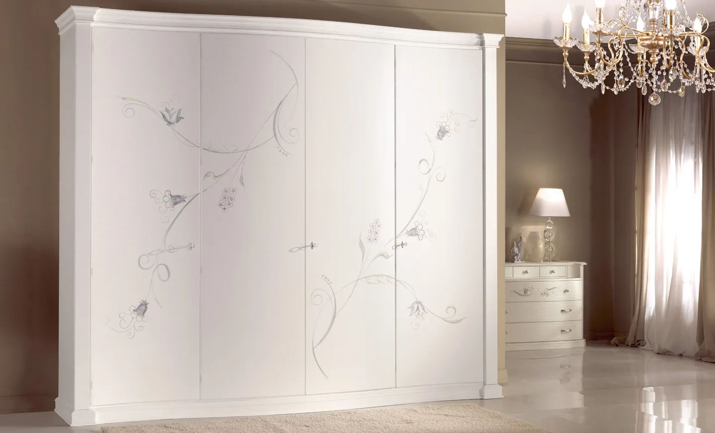 Armadio classico Signac Bernazzoli laccato bianco con decori floreali sulle ante