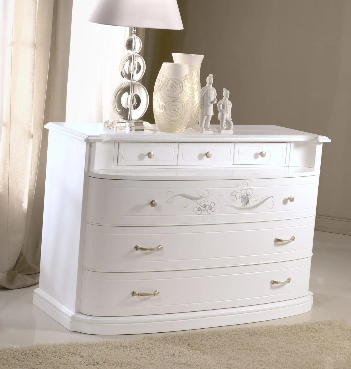 Comò bombato Signac Bernazzoli laccato bianco con decori e pomoli dorati