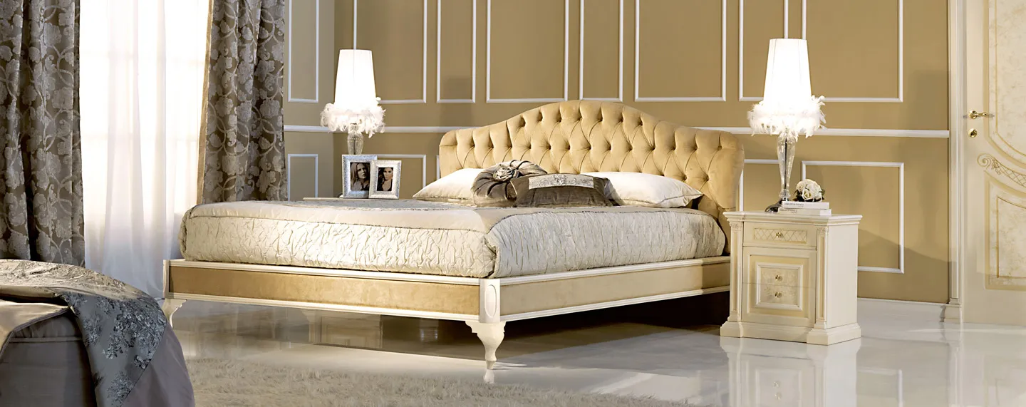 Letto Teseo Bernazzoli con testata imbottita e comodini decorati