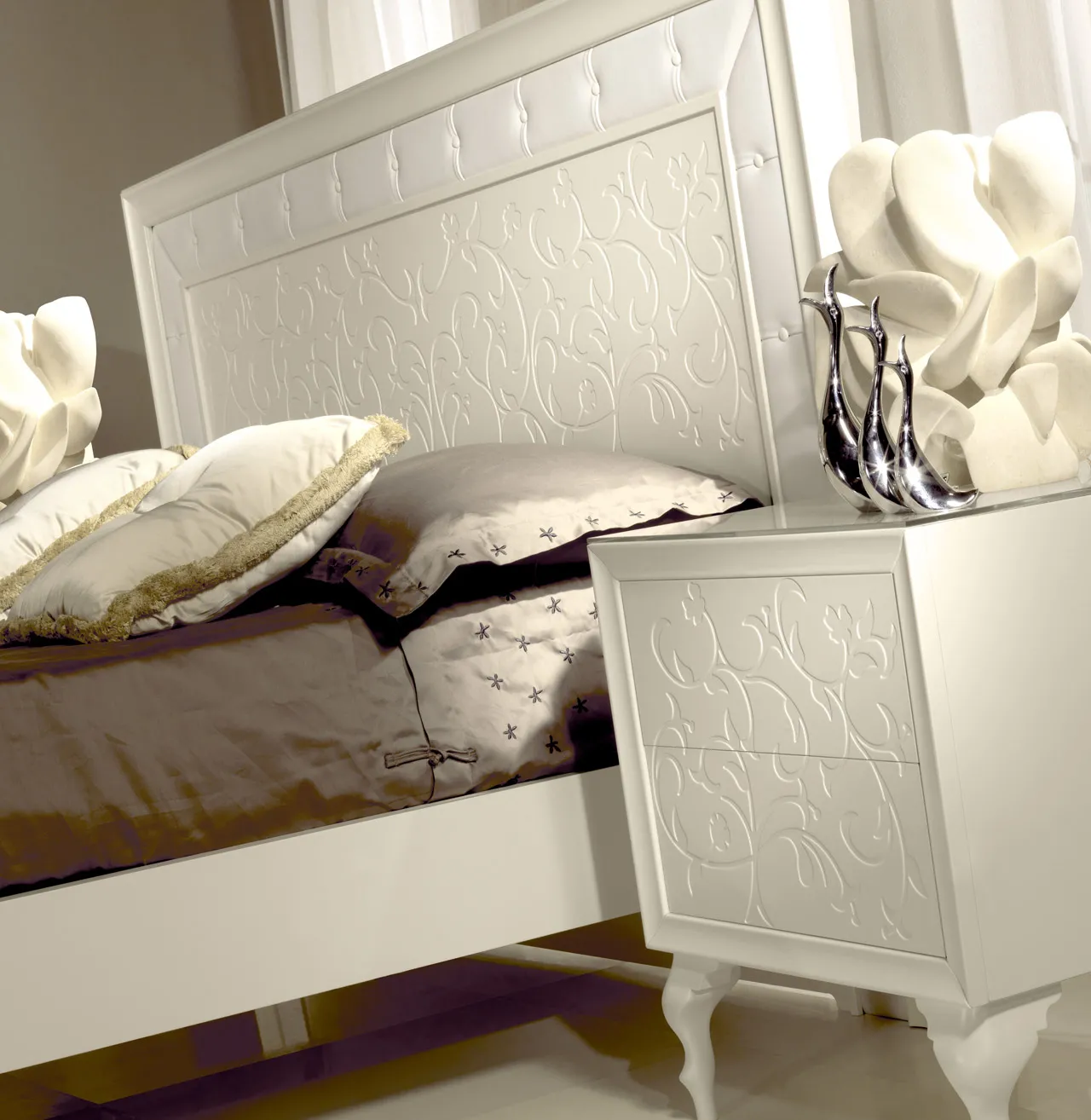 Letto Iride Bernazzoli con testata a rilievo floreale e comodino coordinato