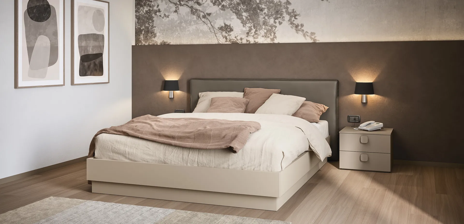 Letto Isla Cinquanta3 con testiera imbottita grigia e base canapa tra due applique