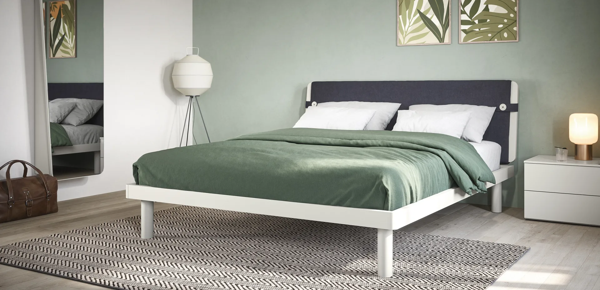 Letto Suez Cinquanta3 bianco con cuffia blu sulla testiera in camera verde salvia