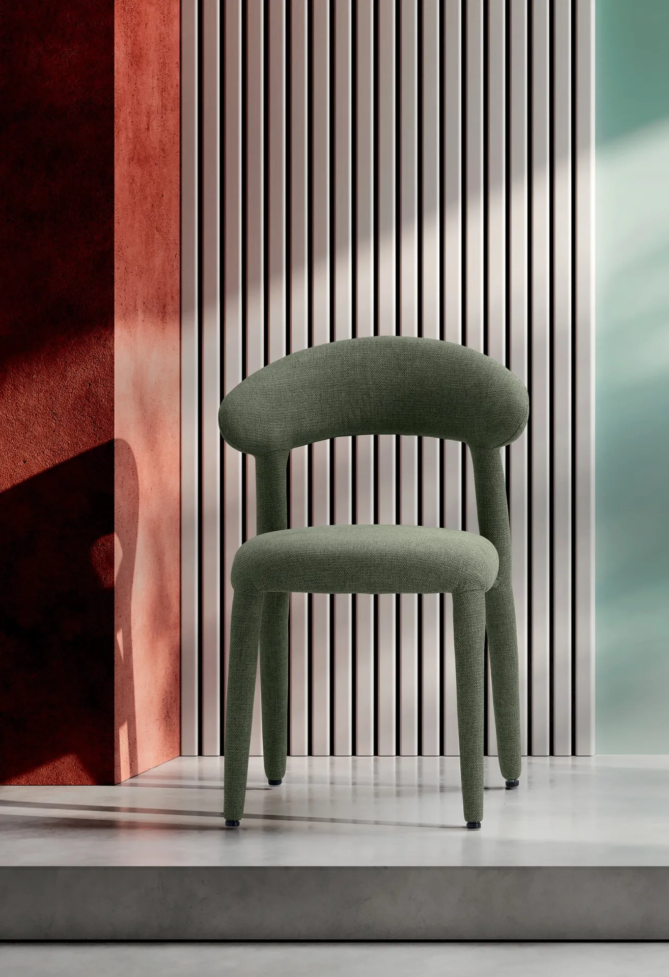 Sedia Livia Stones in tessuto verde con gambe rivestite davanti a una parete a listelli