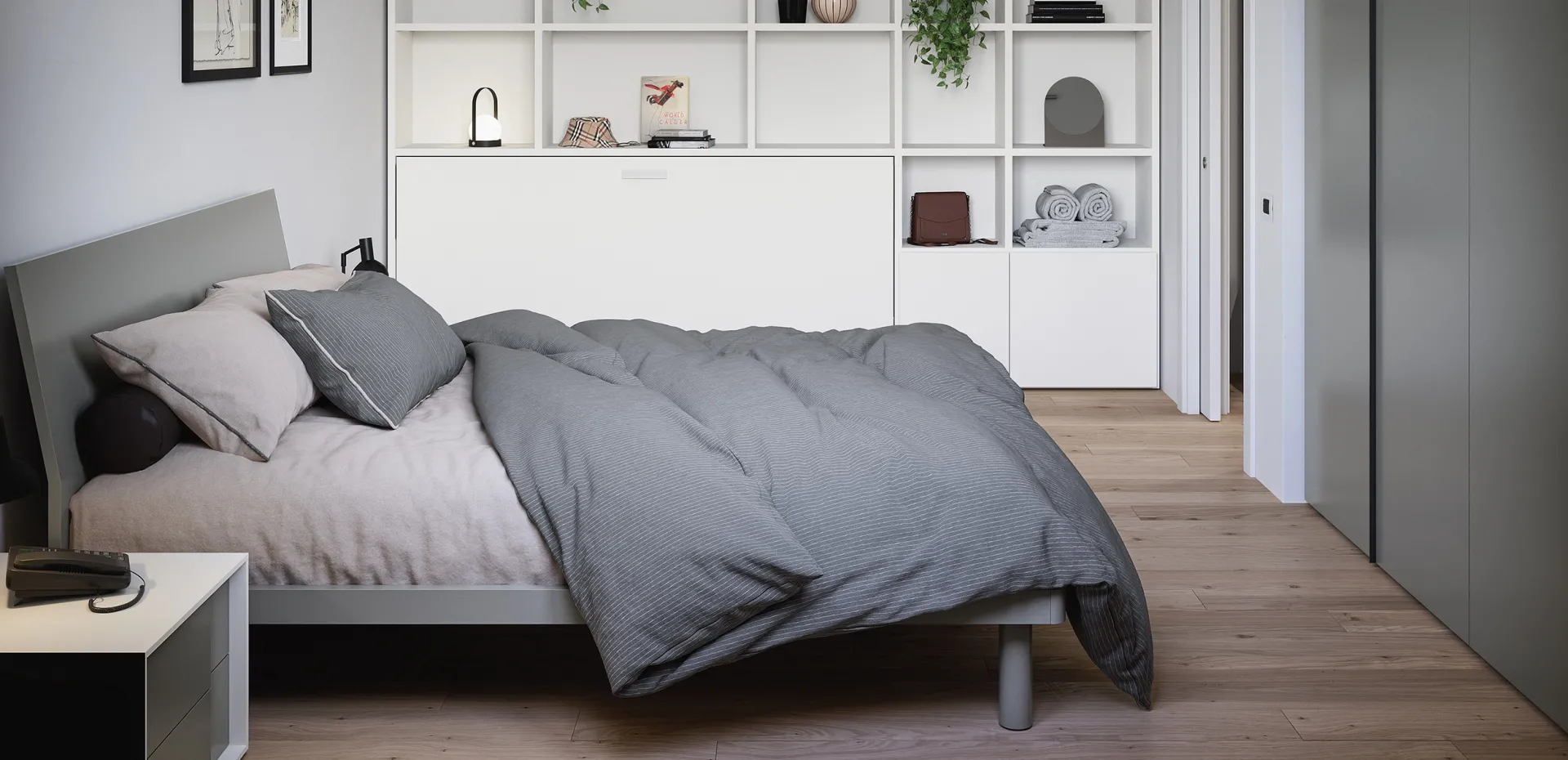 Letto Thun Cinquanta3 grigio chiaro con piedini in camera con libreria bianca