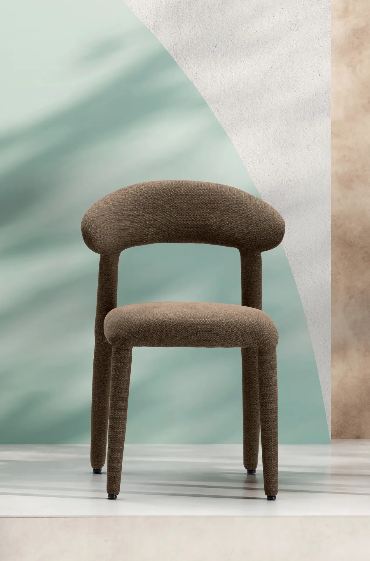 Sedia Livia Stones marrone vista di fronte, con schienale a fascia curva