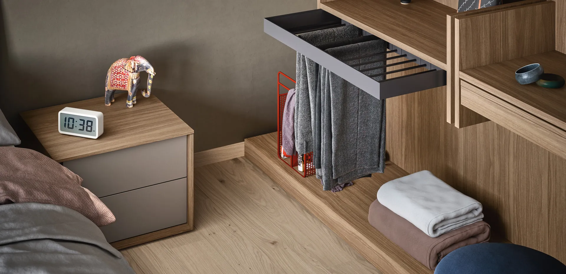 Comodino Bilbao Cinquanta3 in ecolegno e grigio accanto a cabina armadio in legno