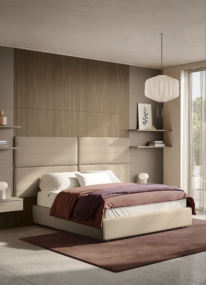 Letto Darsena Colombini in una stanza d'albergo con boiserie a listelli fino al soffitto