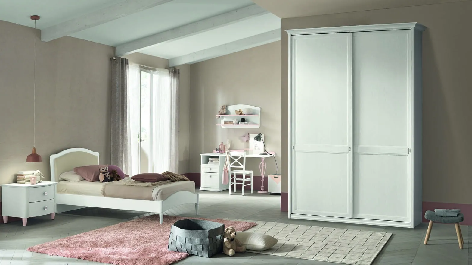 Letto singolo Omega Colombini con testata beige accanto a un armadio scorrevole bianco
